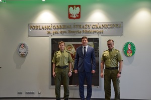 Przekazanie kolekcjonerskiego banknotu 
