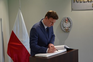 Przekazanie kolekcjonerskiego banknotu 