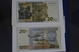 Przekazanie kolekcjonerskiego banknotu 
