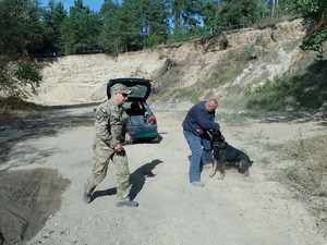 Ćwiczenia psów służbowych w Narwiańskim Parku Narodowym 