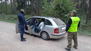 Samochód z zatrzymanymi nielegalnymi migrantami 