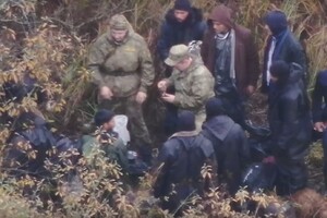 Służby białoruskie z grupą nielegalnych migrantów 