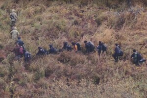 Służby białoruskie z grupą nielegalnych migrantów 
