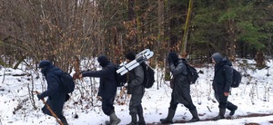 Cudzoziemcy z rozkładaną drabiną szukają miejsca do nielegalnego przedostania się do Polski 
