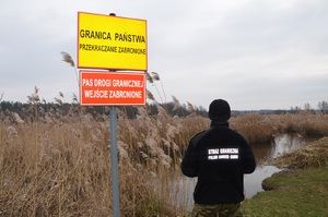 Funkcjonariusz SG nad rzeką graniczną 
