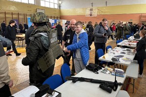 Funkcjonariusze z Placówki SG w Sejnach na Targach Pracy 