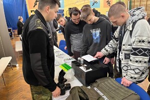 Funkcjonariusze z Placówki SG w Sejnach na Targach Pracy 