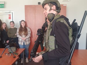 Uczniowie oglądają i przymierzają sprzęt służbowy SG 