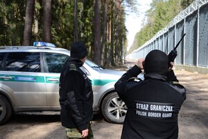 Funkcjonariusze na pasie drogi granicznej 