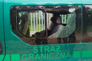 Uszkodzone pojazdy podczas ataków na granicy ze strony migrantów 