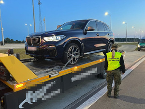 Odzyskano BMW X5 o wartości 380 tys. zł Odzyskane BMW X5 o wartości 380 tys. zł stojące na lawecie