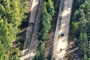 Polski patrol i grupa migrantów 