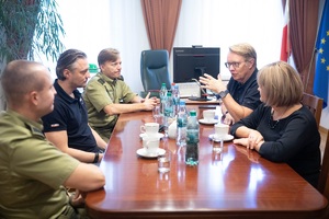 Wiceminister Bartosz Grodecki oraz szef Agencji Frontex z wizytą na granicy polsko-białoruskiej 