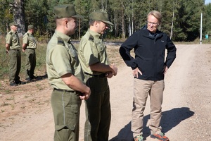 Wiceminister Bartosz Grodecki oraz szef Agencji Frontex z wizytą na granicy polsko-białoruskiej 