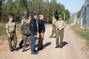 Wiceminister Bartosz Grodecki oraz szef Agencji Frontex z wizytą na granicy polsko-białoruskiej 
