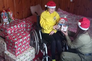 Przekazanie upominków przez funkcjonariuszy SG z Płaskiej 