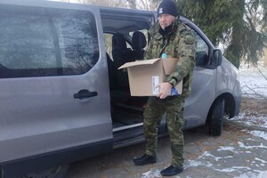 Przekazanie upominków przez funkcjonariuszy SG z Czeremchy 
