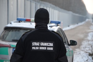Funkcjonariusz SG na pasie drogi granicznej 