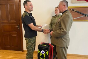 Przekazanie medycznych plecaków 