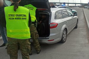 Zatrzymanie kuriera przewożącego migrantów 