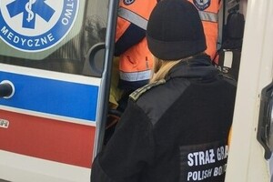 Funkcjonariuszka SG podczas udzielania pomocy medycznej 