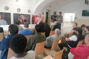 Spotkanie w Strzeżonym Ośrodku dla Cudzoziemców w Białymstoku Wernisaż wystawy „Białystok, tu mieszkam” 
