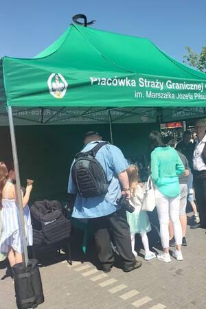 Odwiedzający przy stoisku Straży Granicznej 