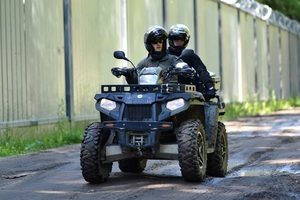 Patrol Straży Granicznej na quadzie 