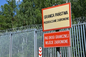 Tablice informacyjne przy granicy polsko-białoruskiej 