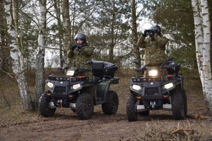 Patrol SG pojazdami TRX Dwóch funkcjonariuszy Straży Granicznej na quadach