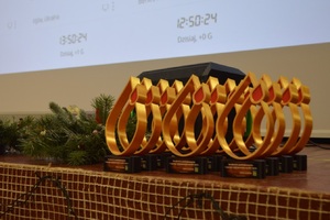 Statuetki przyznane honorowym krwiodawcom 