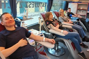 Pierwsza w tym roku akcja honorowego oddawania krwi w Czeremsze Funkcjonariusze podczas oddawania krwi w mobilnym punkcie