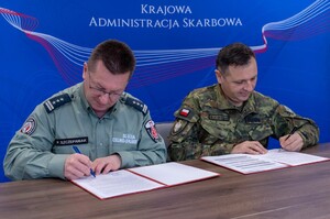 Podlaski Oddział Straży Granicznej i Podlaska KAS podsumowali 2024 rok Podpisywanie porozumienia