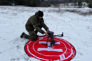 Funkcjonariusz SG z dronem .
