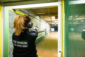 Funkcjonariuszki SG na strzelnicy w trakcie zawodów strzeleckich 