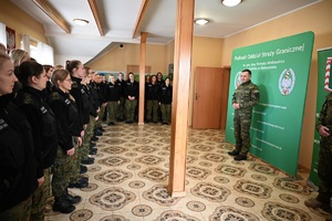 Funkcjonariuszki SG na strzelnicy w trakcie zawodów strzeleckich 