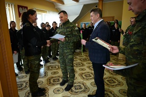 Funkcjonariuszki SG na strzelnicy w trakcie zawodów strzeleckich 