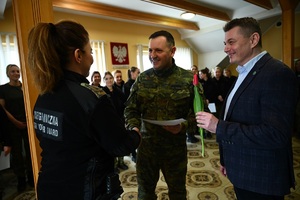 Funkcjonariuszki SG na strzelnicy w trakcie zawodów strzeleckich 