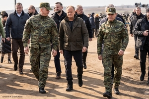 Premier RP wraz z Komendantem Głównym SG i Komendantem Podlaskiego Oddziału SG .