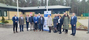 Zdjęcie grupowe Spotkanie grupowe na tle litewskiej placówki Straży Granicznej