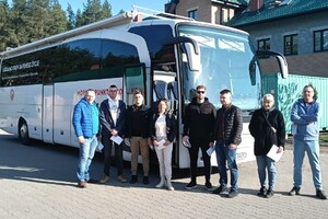Funkcjonariusze na tle krwiobusa .