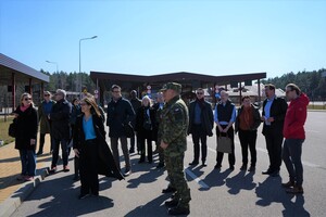 Delegacja na terenie drogowego przejścia granicznego w Połowcach .