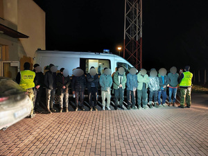Zatrzymana grupa migrantów po nielegalnym przekroczeniu granicy 