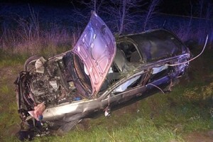 Wypadek samochodowy Zniszczony podczas wypadku samochód, leżący w przydrożnym rowie.
