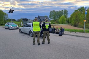 Zatrzymany kurier i nielegalni migranci 