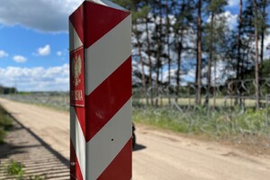 Słup graniczny Polski słup graniczny, w tle piaszczysta droga.