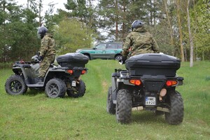 Patrol Straży Granicznej na quadzie .