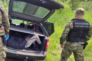 Zatrzymany kurier i nielegalni migranci Zatrzymany kurier i nielegalni migranci przewożeni w bagażniku