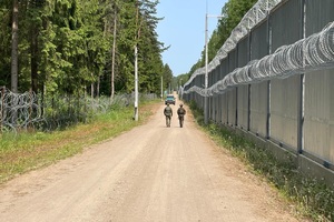 Funkcjonariusze podczas patrolu wzdłuż granicy 