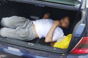 Migrant przewożony w bagażniku 